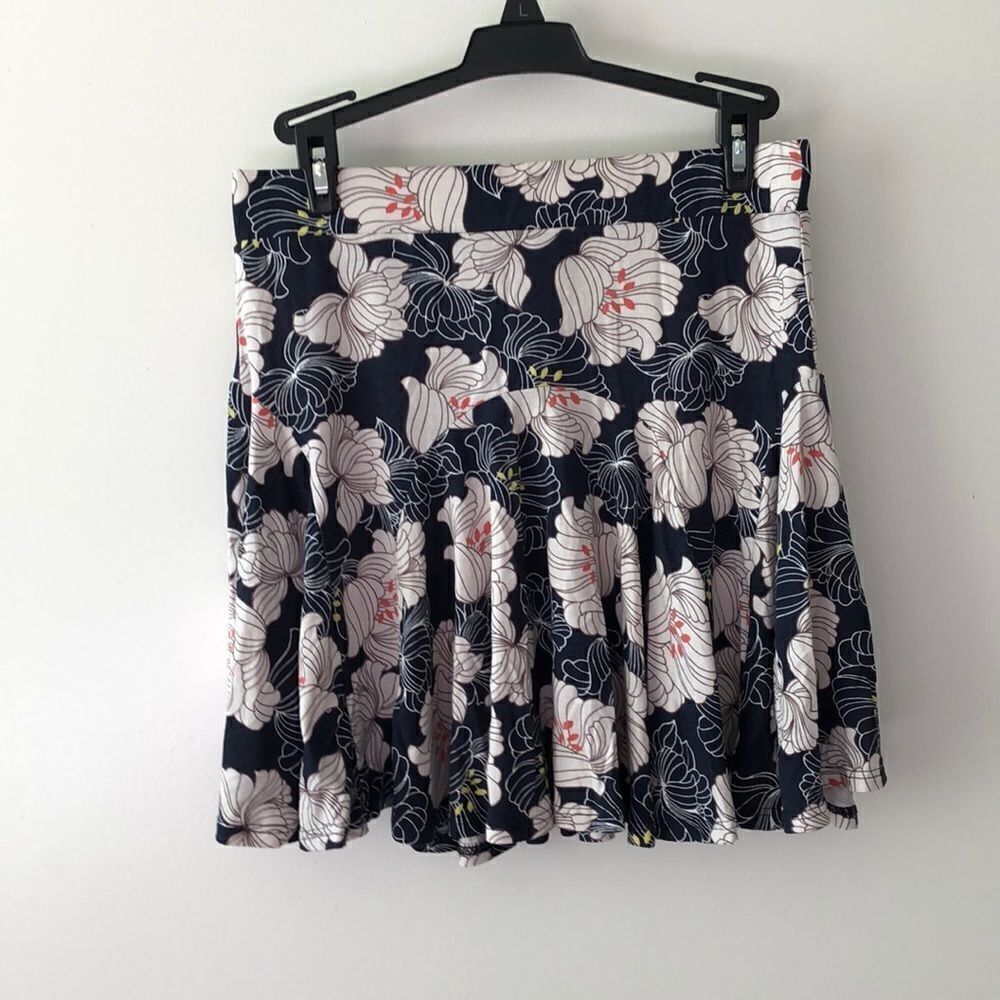 Sadie & Sage Floral Mini Skirt size M. Like New